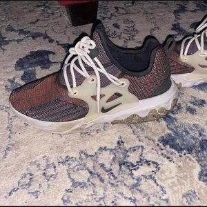 Hey there! I’m selling these Nike shoes, these are so comfortable you should get